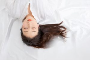 寝る方角や枕の向きで睡眠の質は変わる？眠りの方角と風水についても紹介