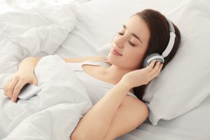寝る時に音楽を聴いて良い？タイマーで止めたほうが睡眠に良いのか解説