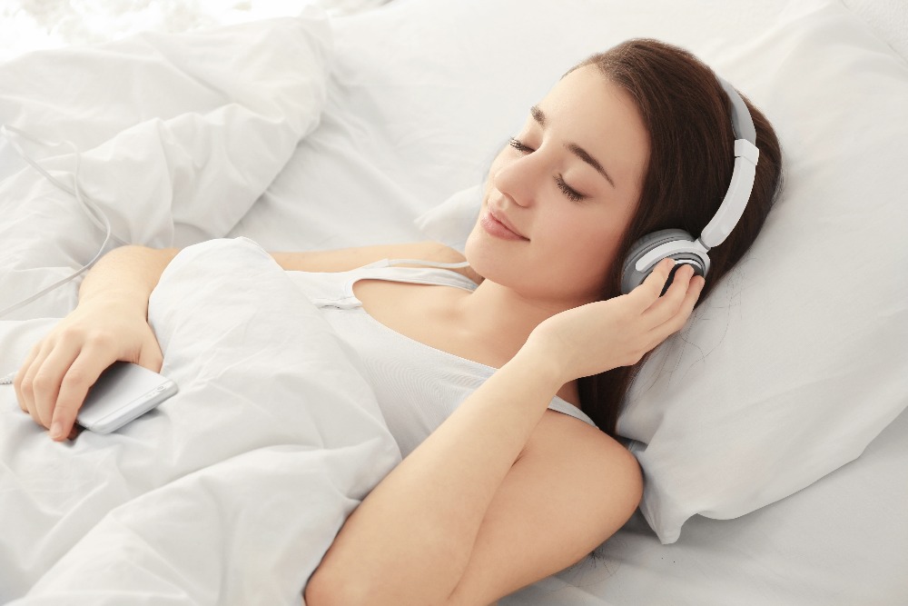 寝る時に音楽を聴いて良い？タイマーで止めたほうが睡眠に良いのか解説