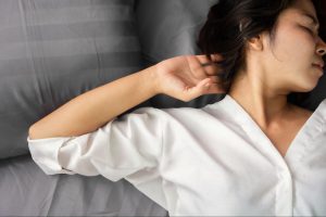 枕の高さが肩こりの原因になる？いびきにも効果的なまくらとは？