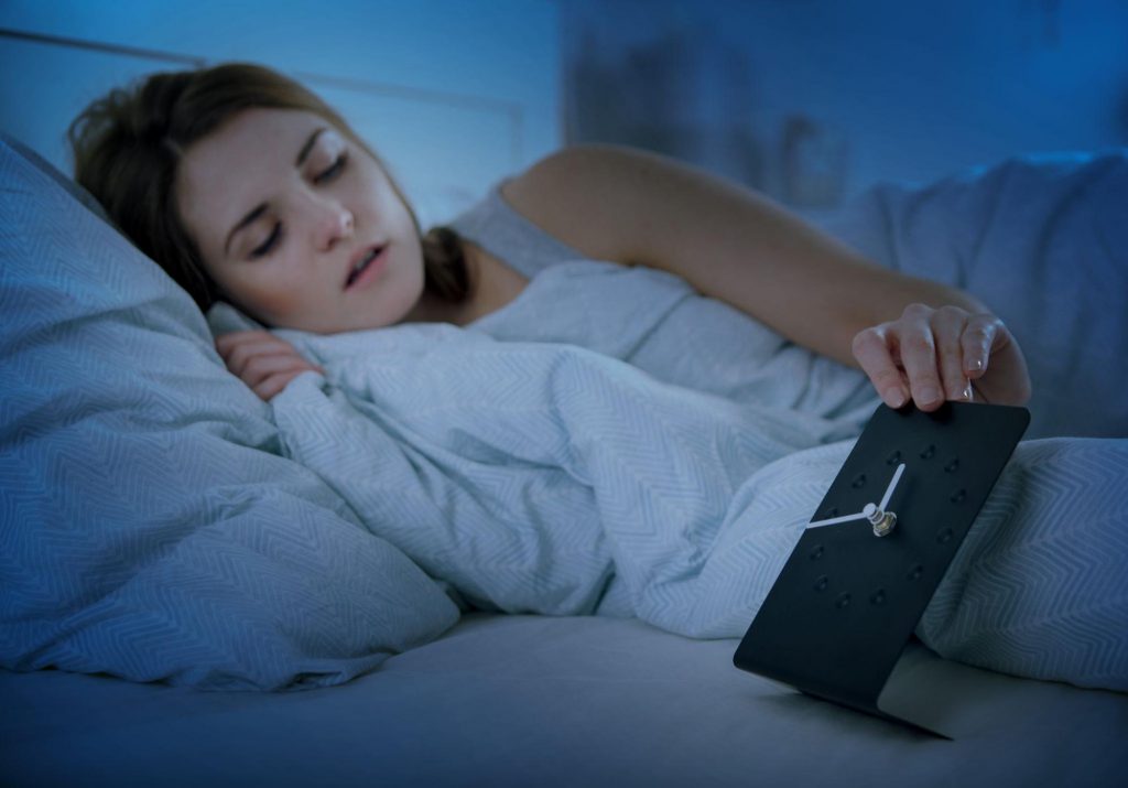 夜中に目が覚める原因とは？対処法やストレスの影響について解説！