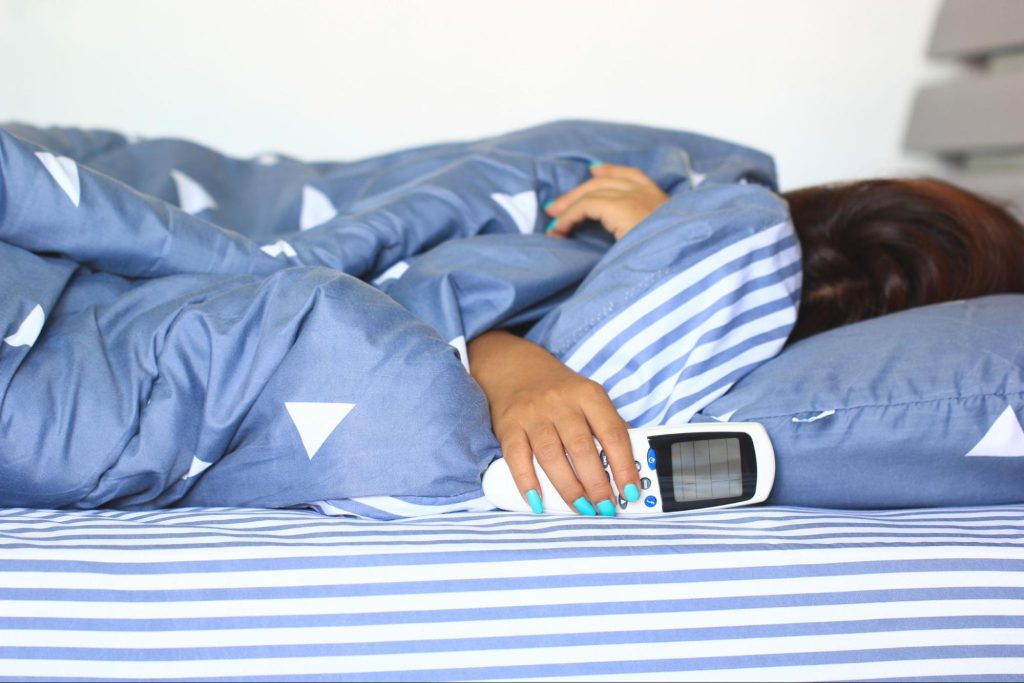 大人が悩む夏の寝冷えの症状と対策方法とは！快眠をするためには掛け布団と見直しが効果的