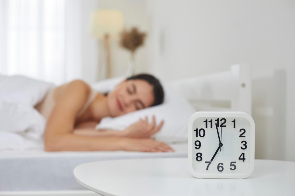 年齢による適正な睡眠時間はある？一日の睡眠のリズムについても解説