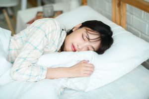 横向き寝で肩が痛い原因は？対策や寝具の選び方を知って睡眠に役立てよう