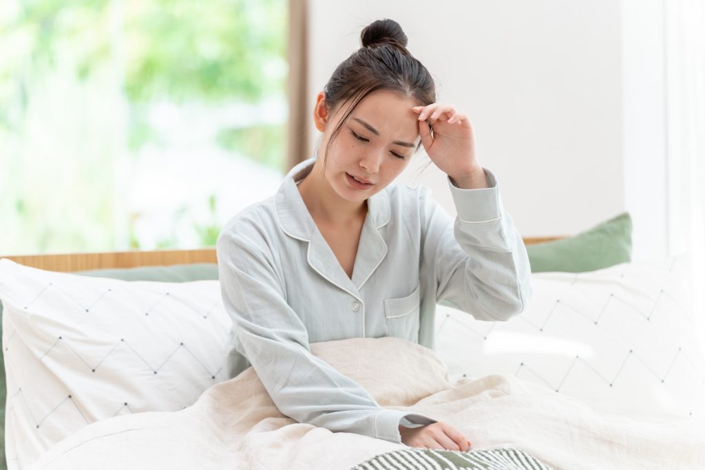 硬い枕が頭痛の原因？対策や購入時のポイントを解説