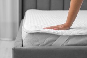 スプリングベッドの寿命は何年？確認するポイントや使い続けるデメリットも